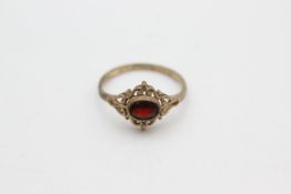 9ct gold garnet ring (1.6g)