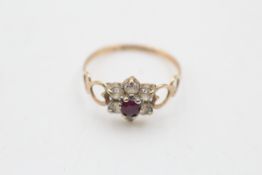 9ct gold garnet & clear gemstone floral cluster ring (1.1g)