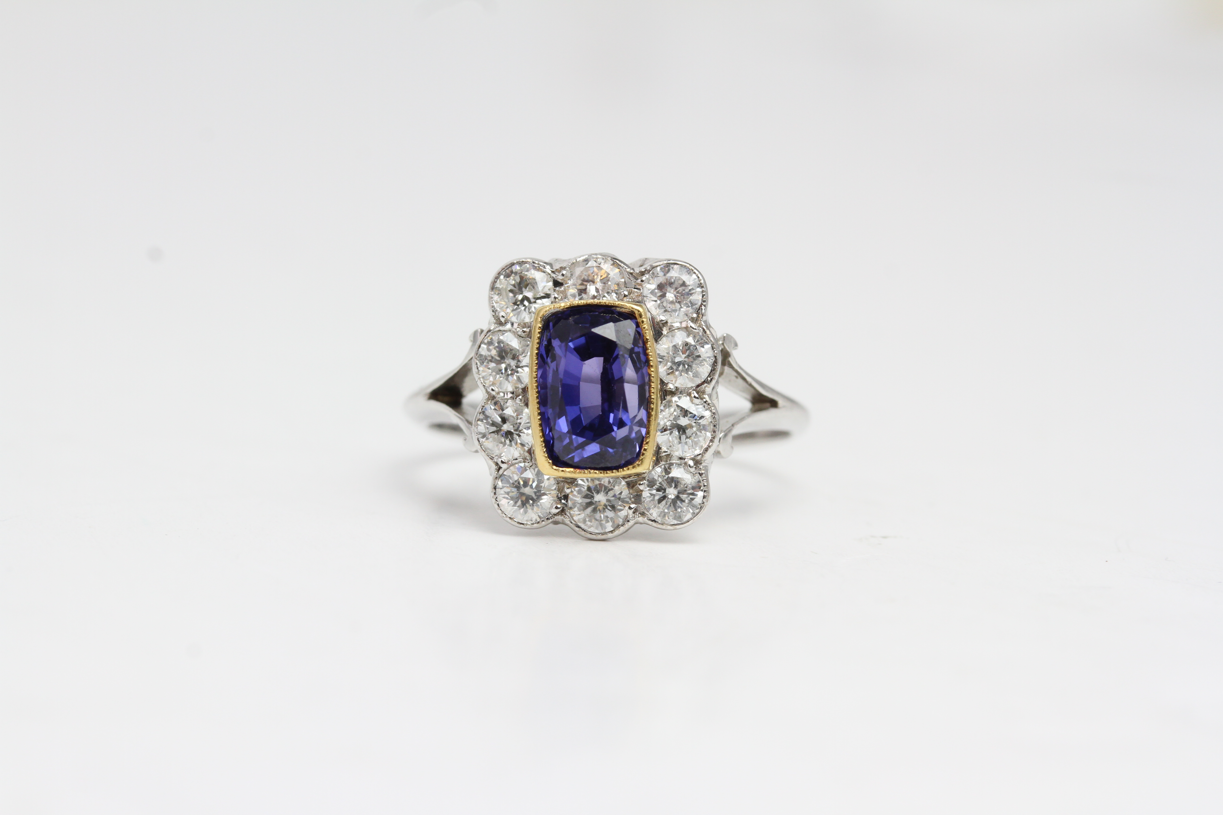 18 white gold sapphire and diamond cluster ring with split shank. The central sapphire is set in a - Image 2 of 3
