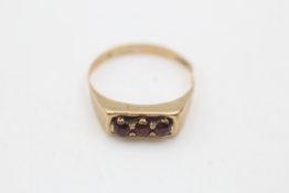 9ct gold garnet three stone ring (2g)