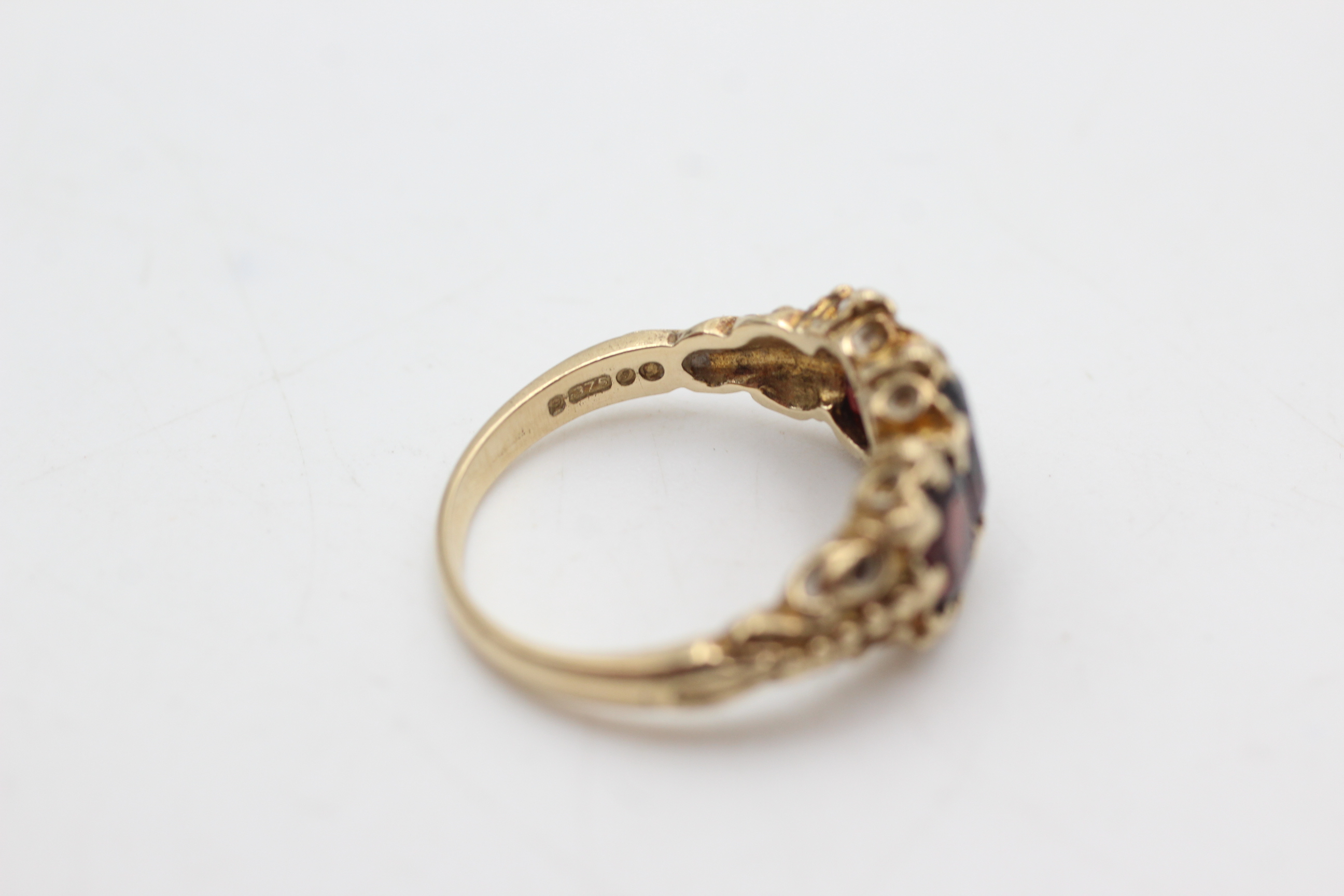 9ct gold garnet gypsy ring (3.8g) - Image 4 of 5