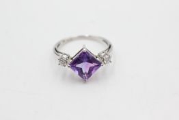 9ct white gold amethyst ring with diamond shoulders (2.1g)