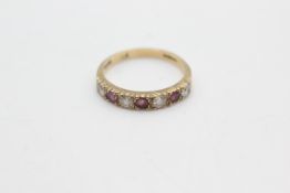 9ct gold ruby & clear gemstone seven stone ring (2g)