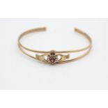 9ct gold garnet & clear gemstone detail claddagh bangle (4g)