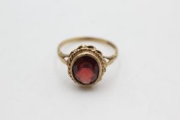 9ct gold garnet ring (3g)