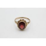 9ct gold garnet ring (3g)