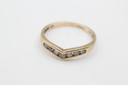 9ct gold clear gemstone chevron ring (1.6g)