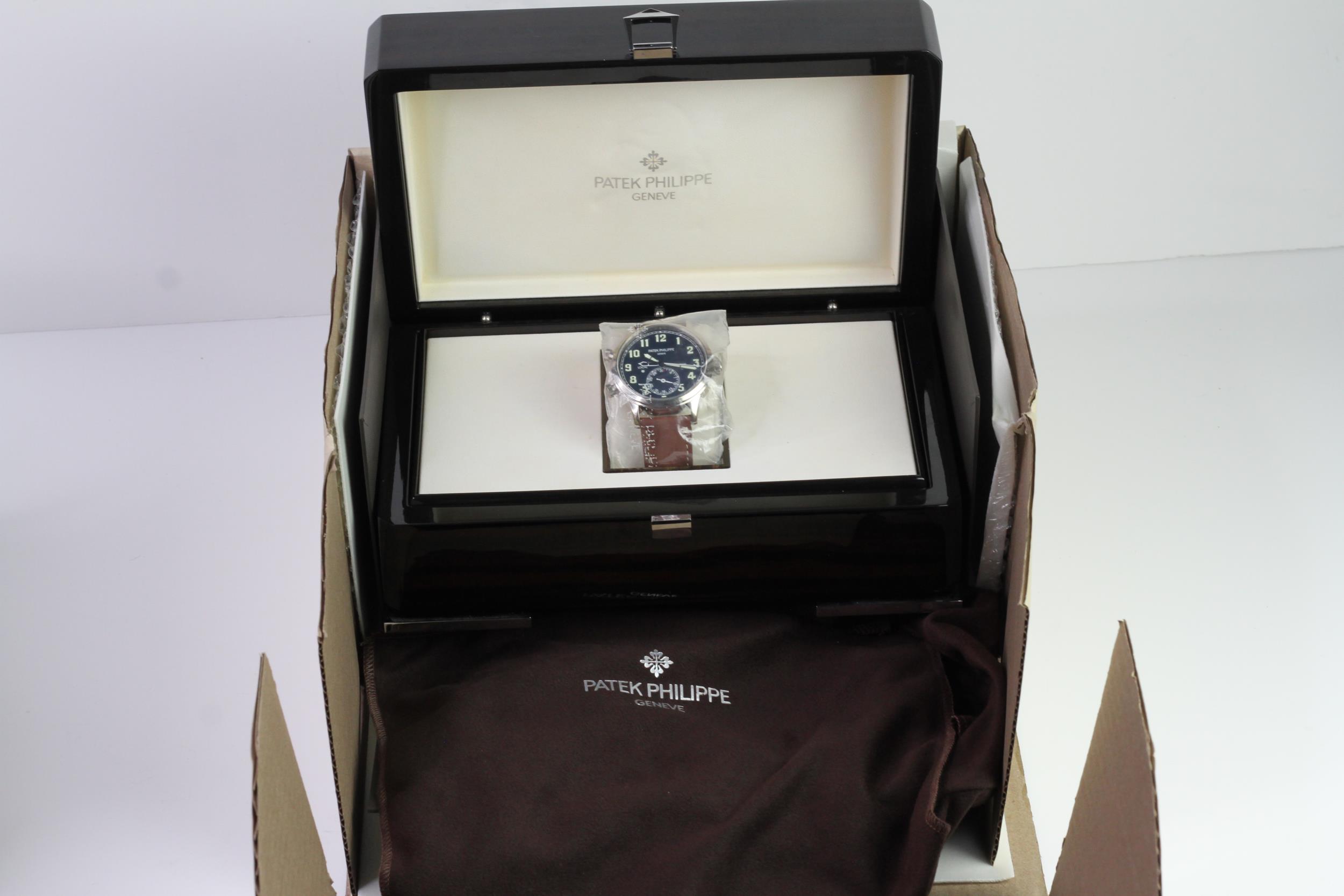 A FINE PATEK PHILIPPE CALATRAVA PILOT TRAVEL TIME REFERENCE 5224G-001, SEALED FROM SERVICE, WITH BOX - Image 16 of 19