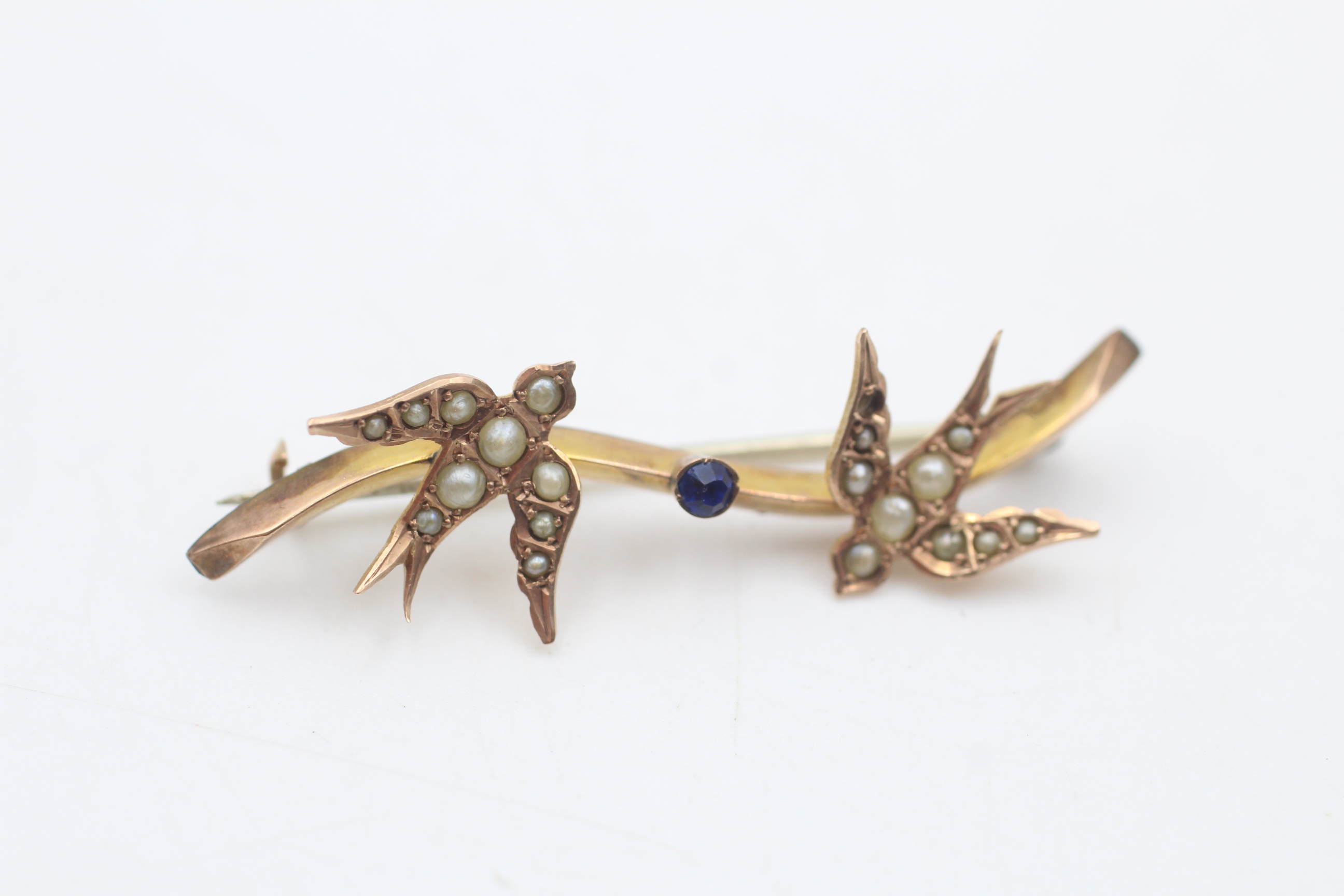 2 x 9ct gold antique swallow and floral brooches inc. seed pearl & paste - as seen (4g) - Image 2 of 4