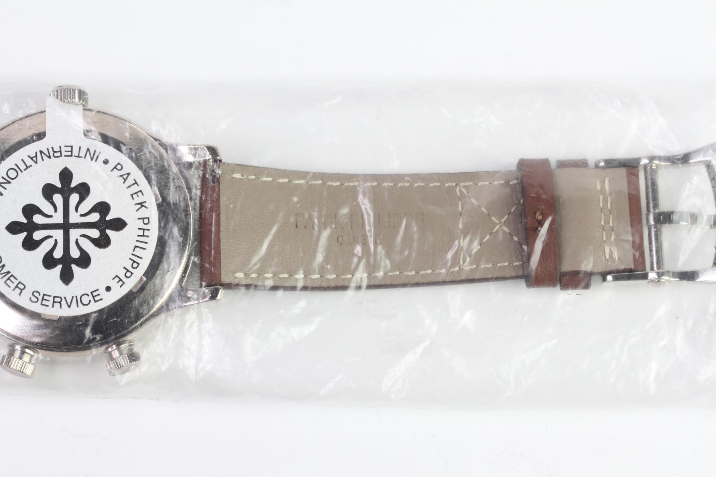A FINE PATEK PHILIPPE CALATRAVA PILOT TRAVEL TIME REFERENCE 5224G-001, SEALED FROM SERVICE, WITH BOX - Image 10 of 19