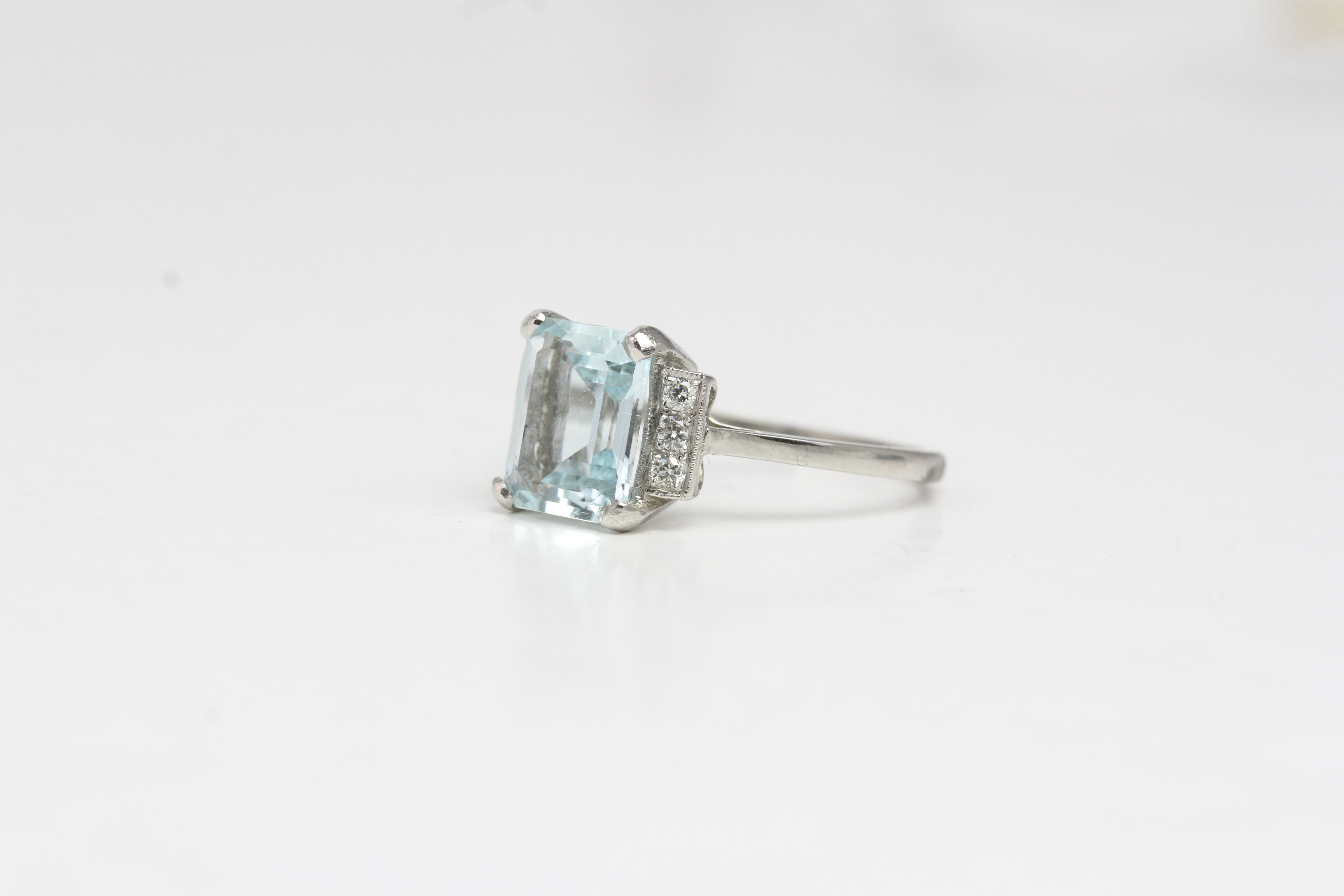 Platinum aqua and diamond ring. A Step cut aquawith 3 diamonds in each shoulder panel.A2cts D0. - Image 2 of 2