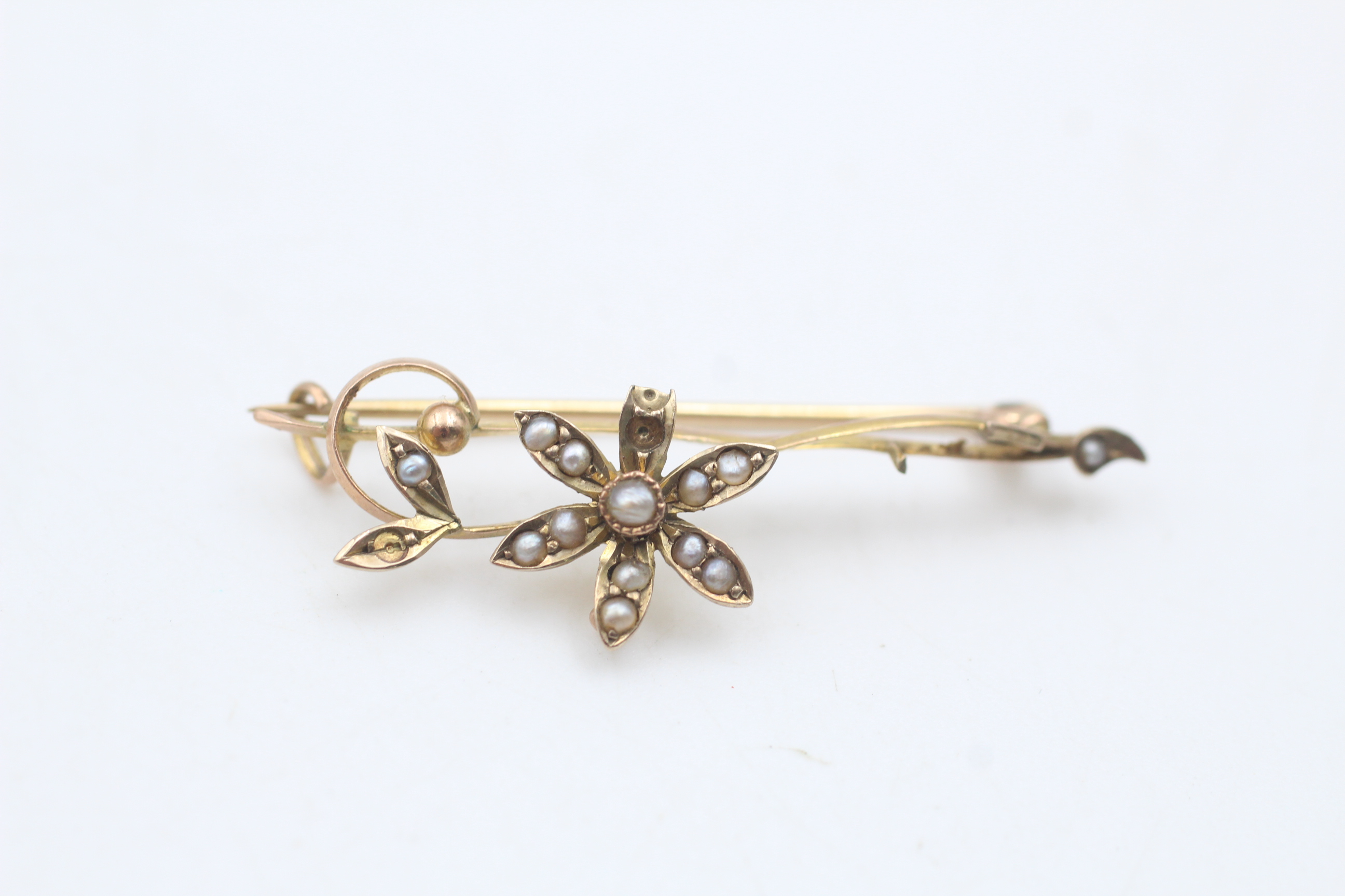 2 x 9ct gold antique swallow and floral brooches inc. seed pearl & paste - as seen (4g) - Image 3 of 4
