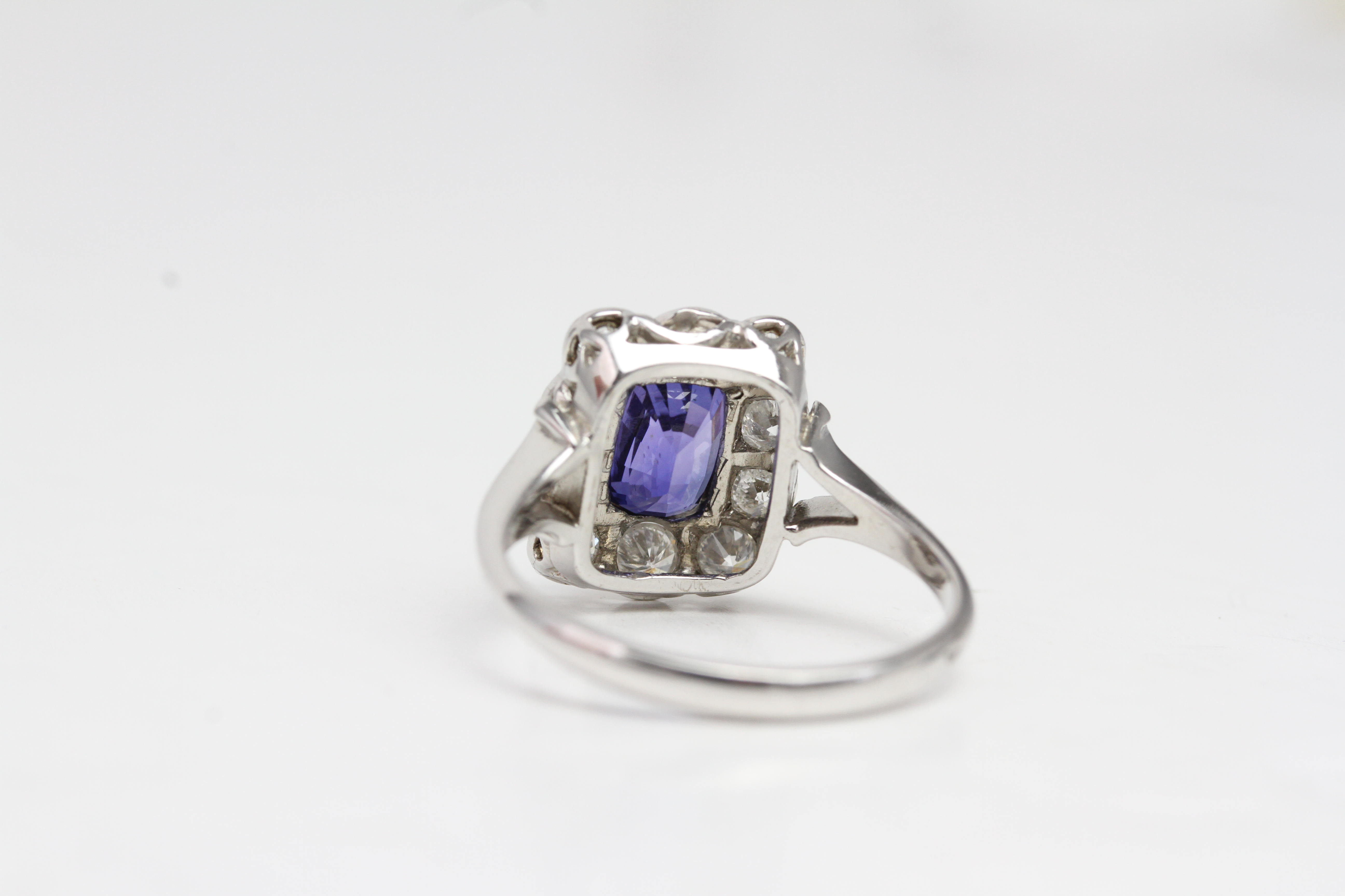 18 white gold sapphire and diamond cluster ring with split shank. The central sapphire is set in a - Image 3 of 3