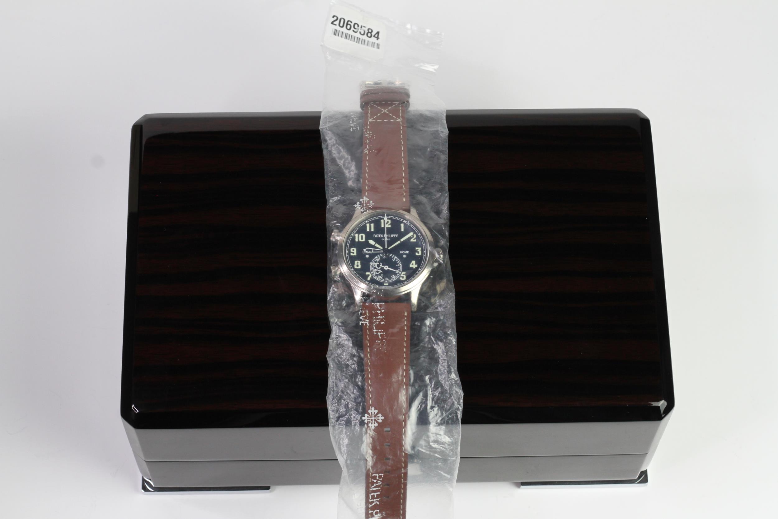 A FINE PATEK PHILIPPE CALATRAVA PILOT TRAVEL TIME REFERENCE 5224G-001, SEALED FROM SERVICE, WITH BOX - Image 5 of 19