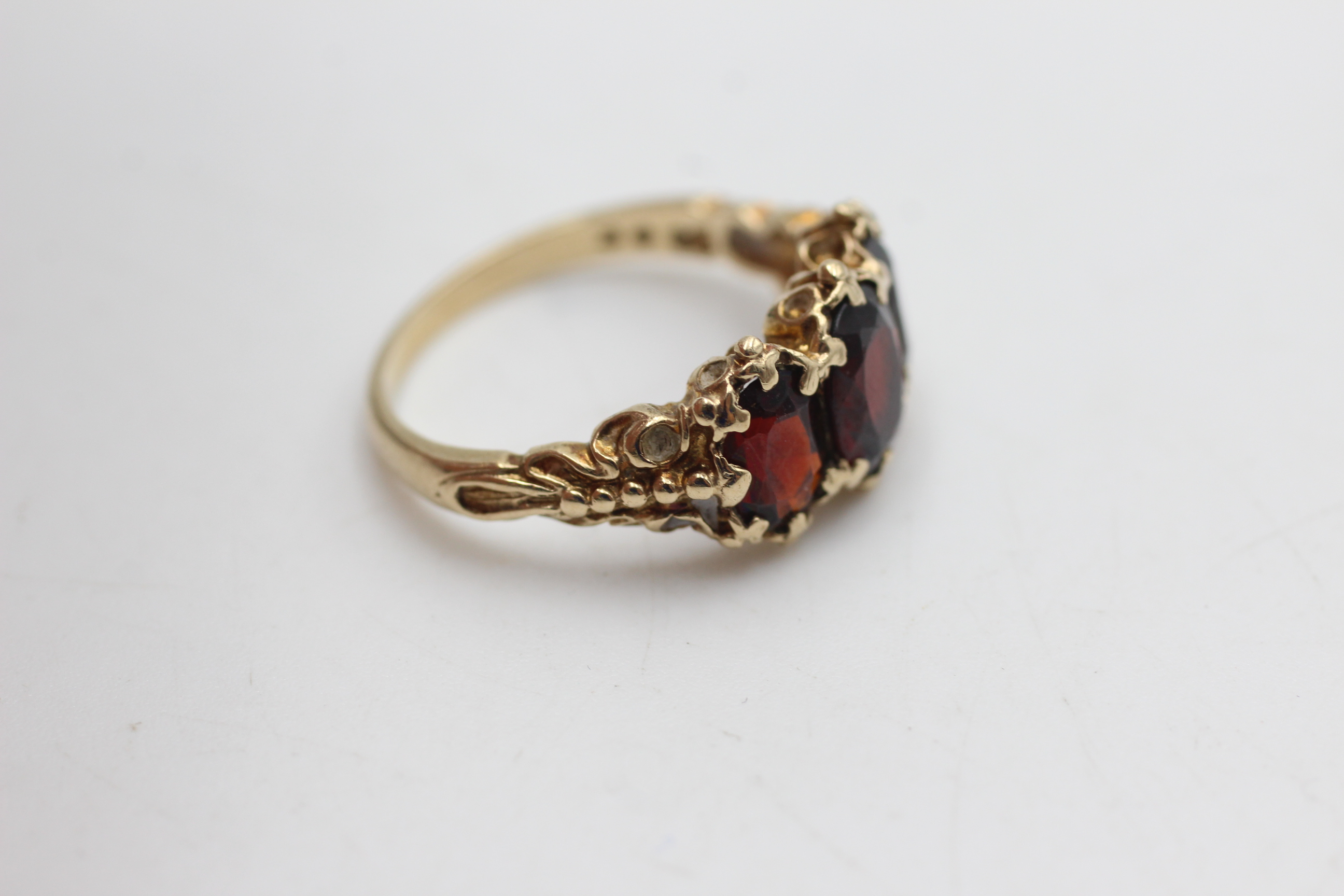 9ct gold garnet gypsy ring (3.8g) - Image 2 of 5