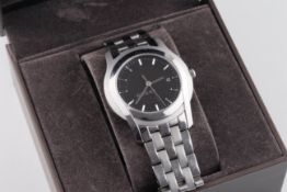 GUCCI DATE QUARTZ WRISTWATCH W/ BOX & WARRANTY CARD, circular black dial with silver hour markers