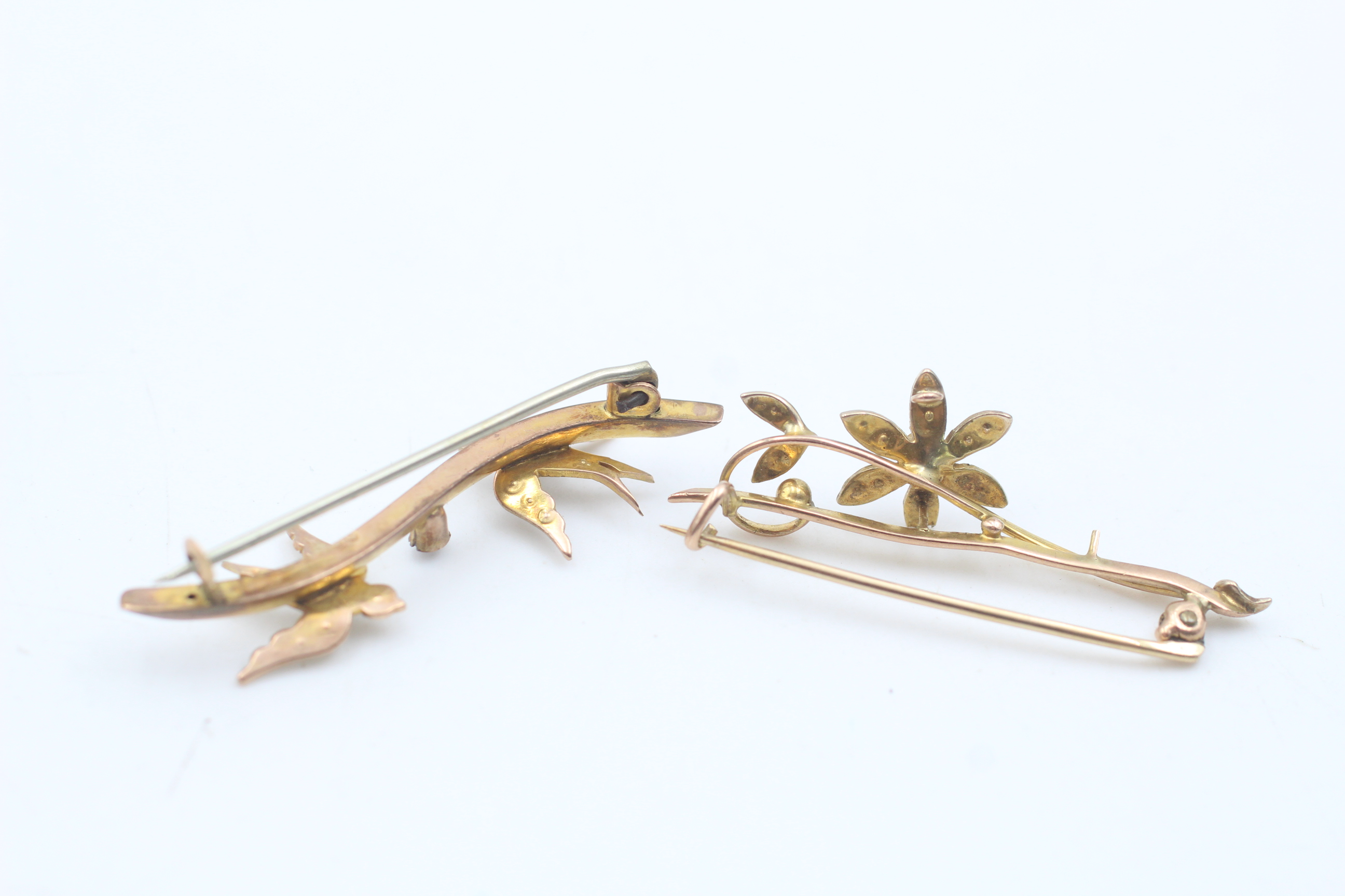 2 x 9ct gold antique swallow and floral brooches inc. seed pearl & paste - as seen (4g) - Image 4 of 4