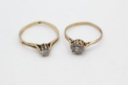 2 x 9ct gold clear gemstone solitaire rings (2.8g)