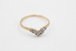 9ct gold clear gemstone chevron ring (0.8g)