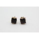 9ct gold garnet stud earrings (3g)