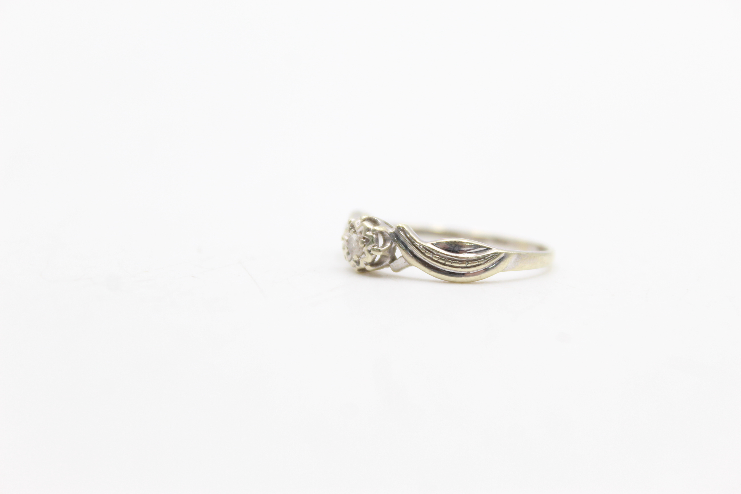 9ct white gold diamond solitaire twist band (1.3g) - Image 2 of 6