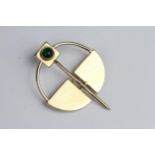 Cabochon cut green stone brooch (9.95g)