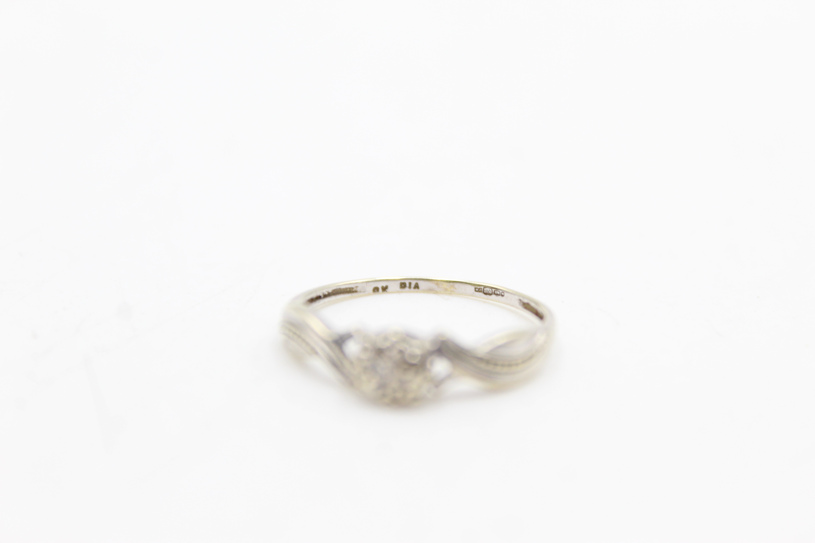 9ct white gold diamond solitaire twist band (1.3g) - Image 5 of 6