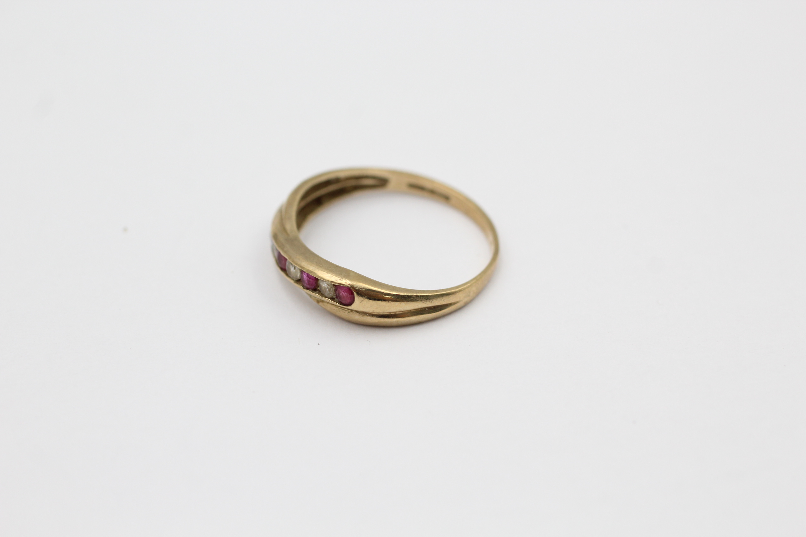 9ct gold vintage ruby & clear gemstone crossover dress ring (1.8g) - Image 2 of 4