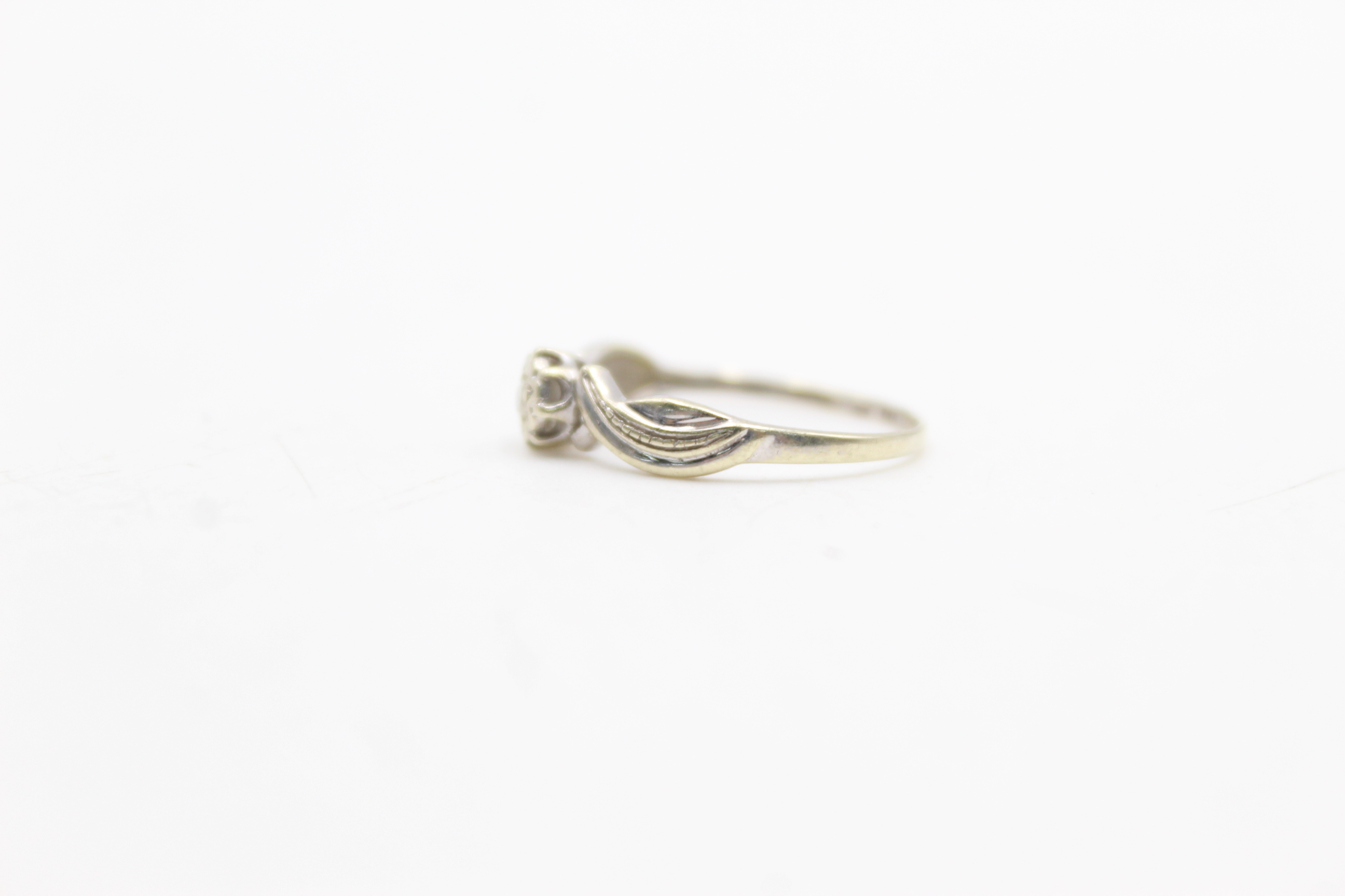 9ct white gold diamond solitaire twist band (1.3g) - Image 3 of 6