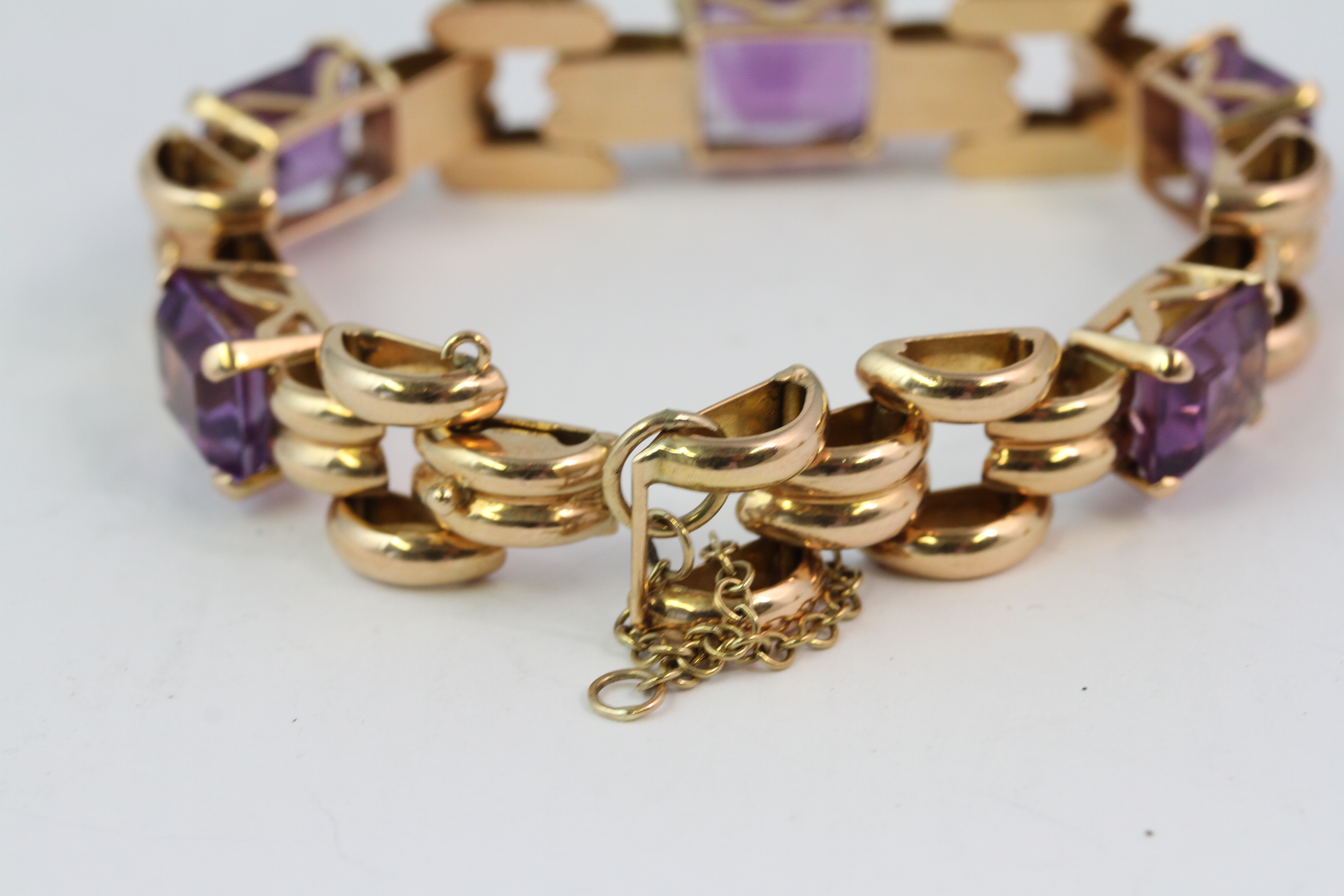 18YG Amethyst and gold bracelet (5 Amy) - Image 2 of 2