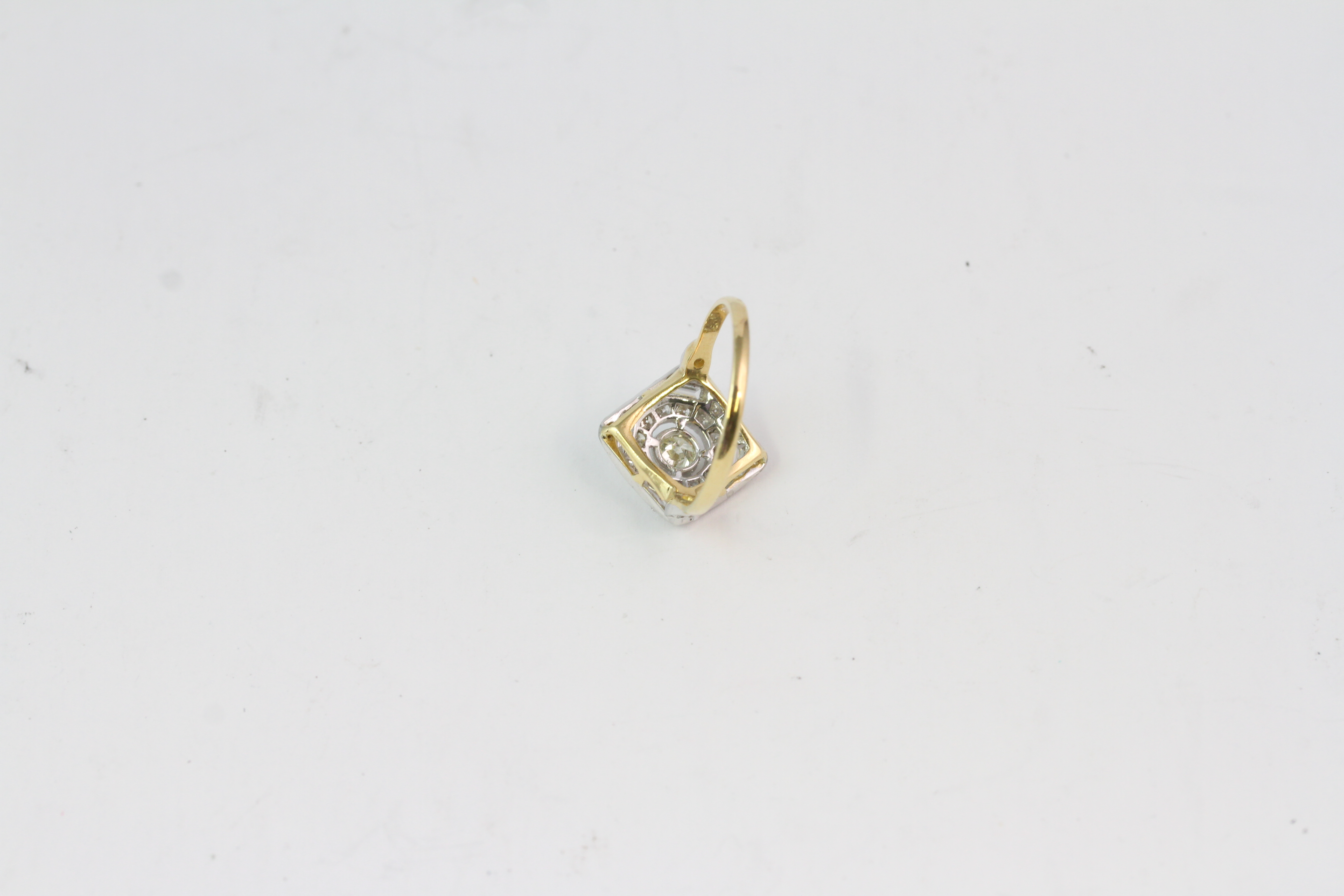 18YG tablet ring with 4 baguettes at compass points, centre diamond in a bezel TDW 1ct - Image 2 of 2