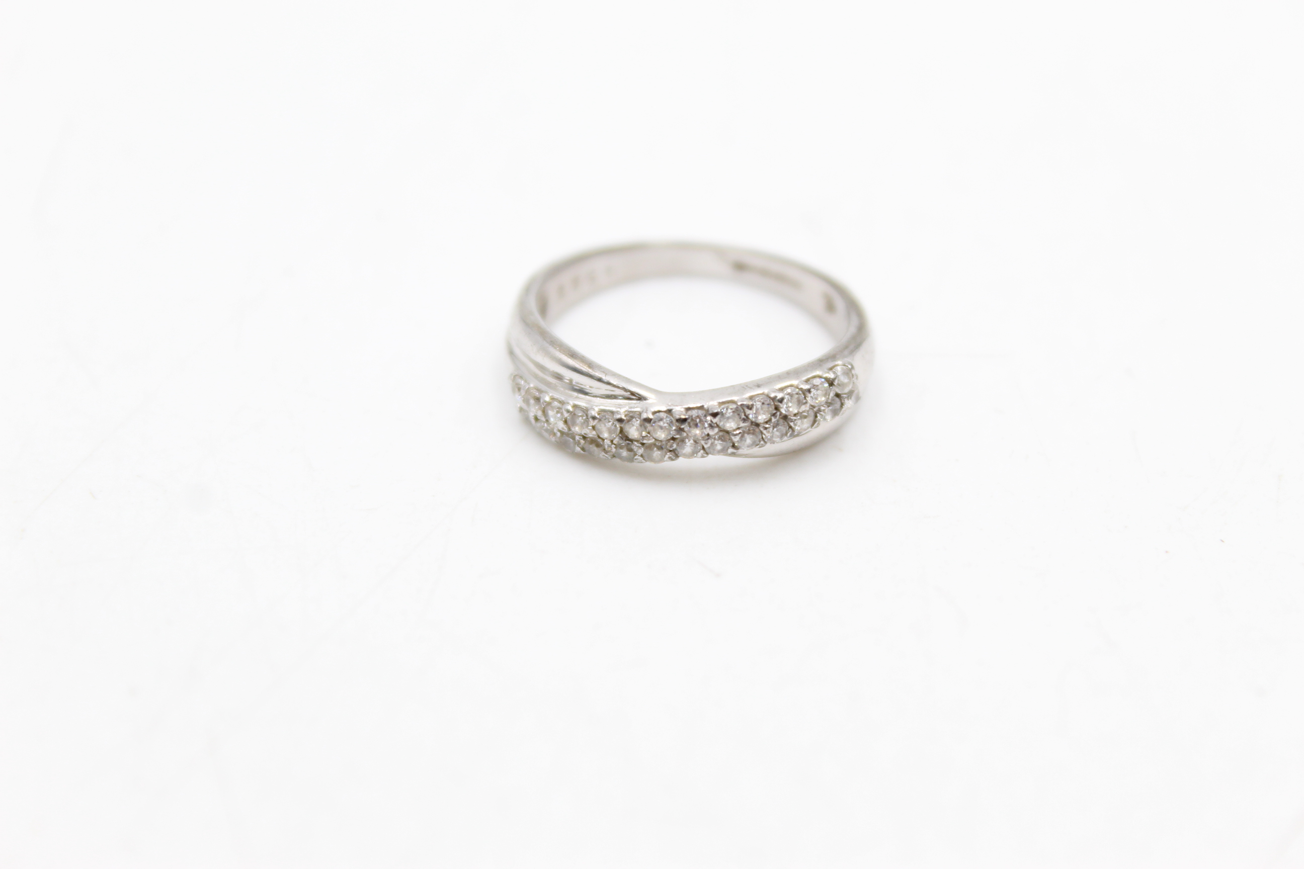 9ct gold clear gemstone crossover band half eternity ring (3g) - Image 2 of 6