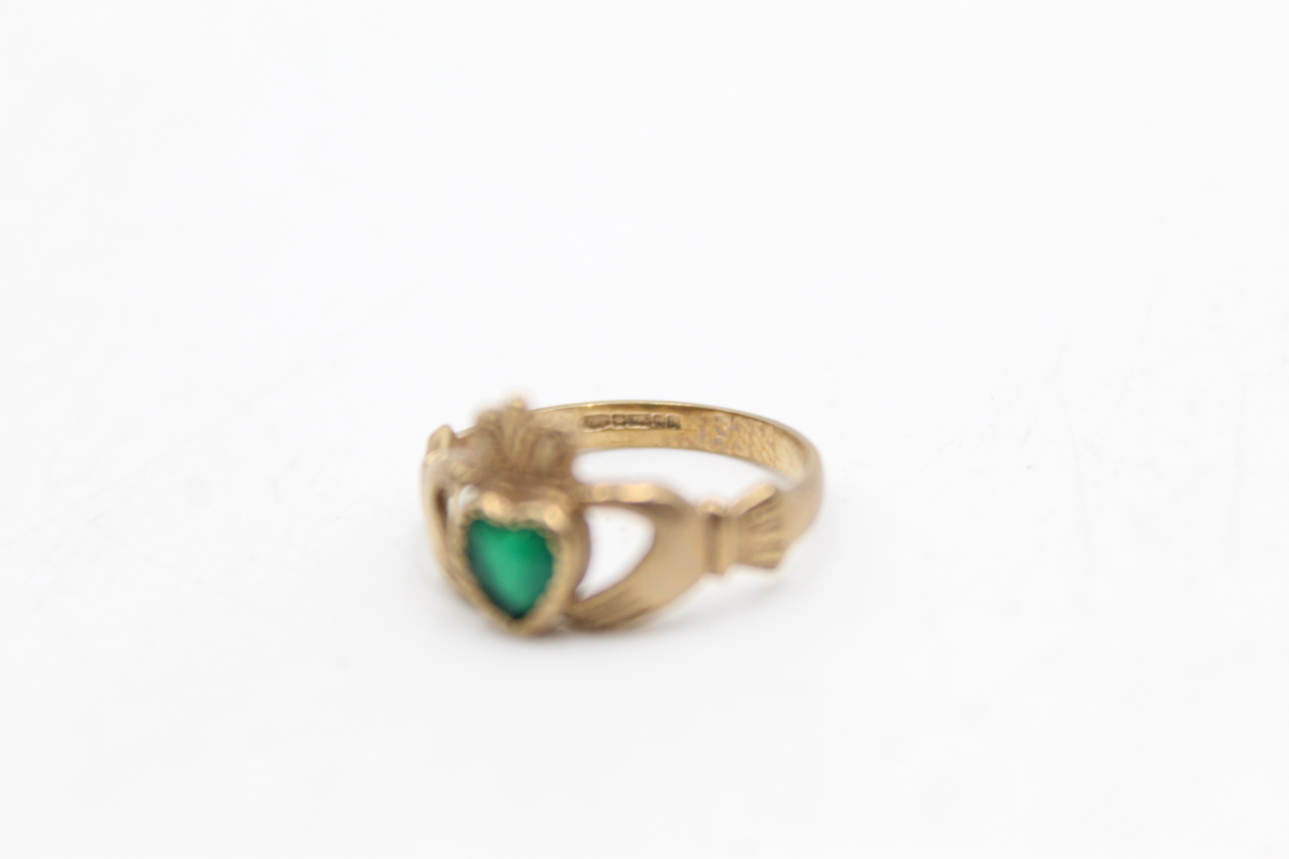 9ct gold emerald heart claddagh ring (2g) - Image 5 of 5