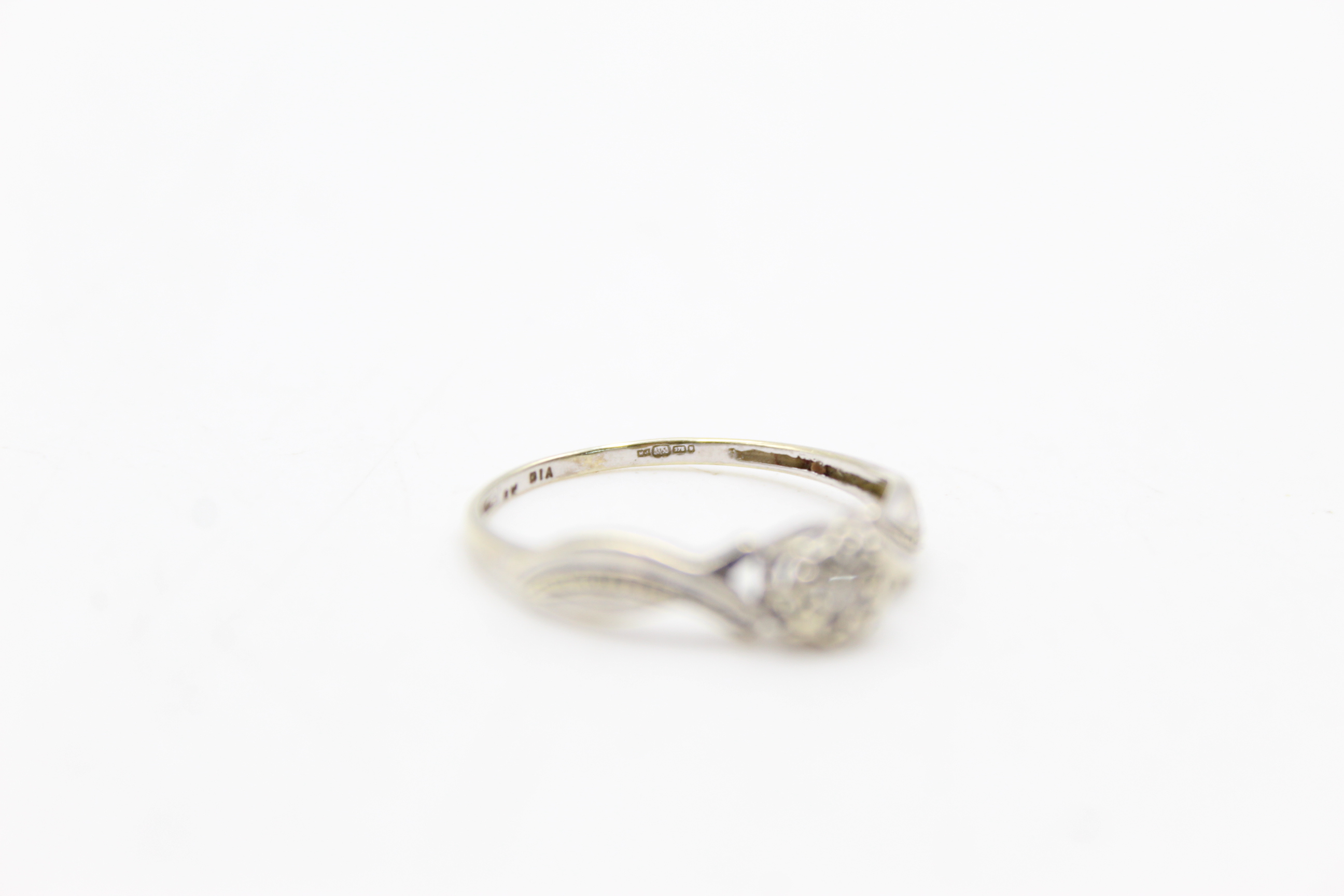 9ct white gold diamond solitaire twist band (1.3g) - Image 6 of 6