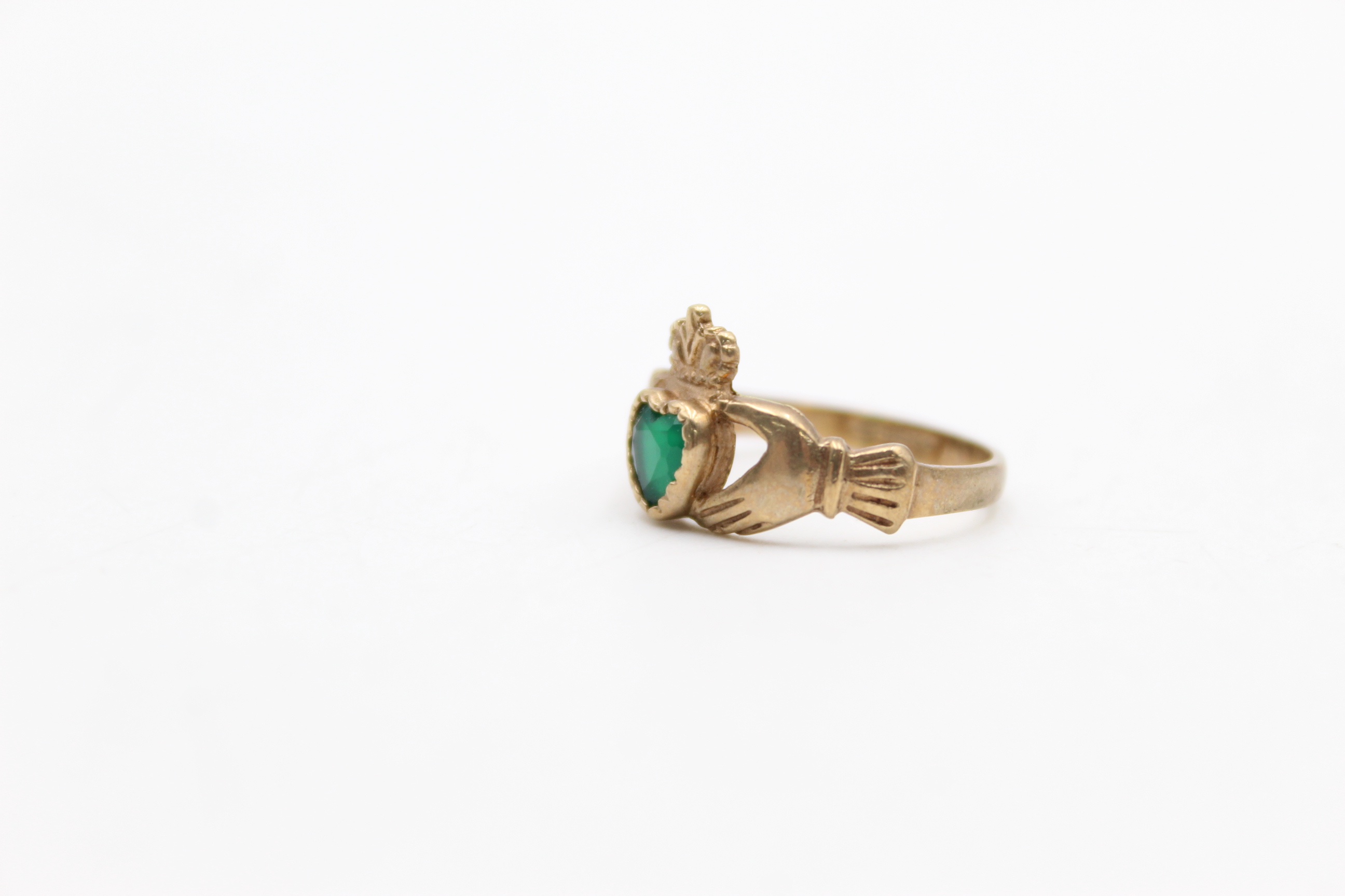 9ct gold emerald heart claddagh ring (2g) - Image 2 of 5