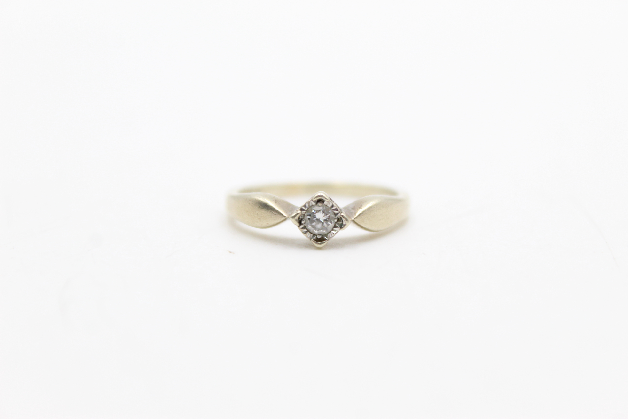 9ct gold diamond solitaire ring (2.7g)