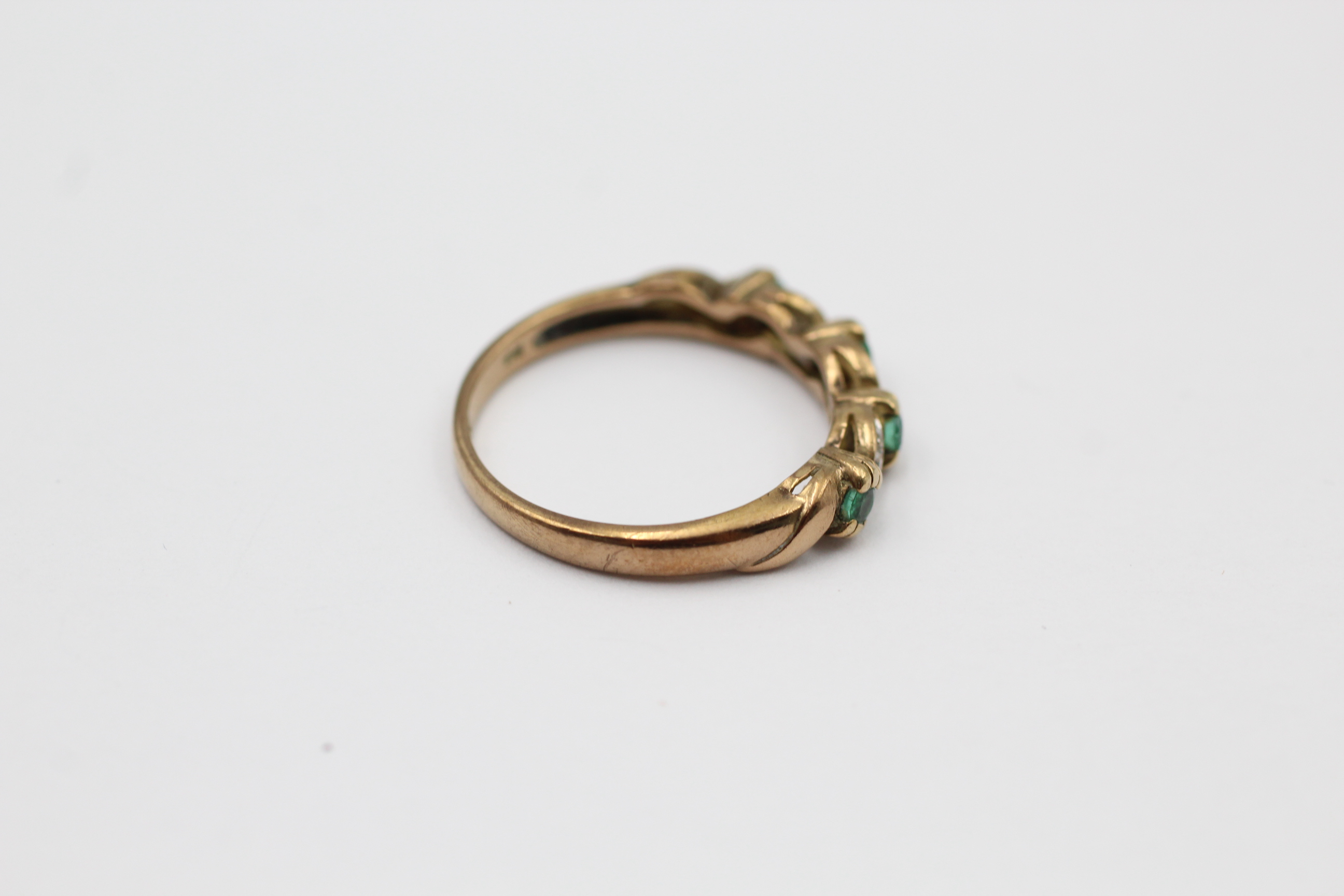 9ct gold emerald & diamond twist half eternity ring (2.1g) - Image 2 of 4