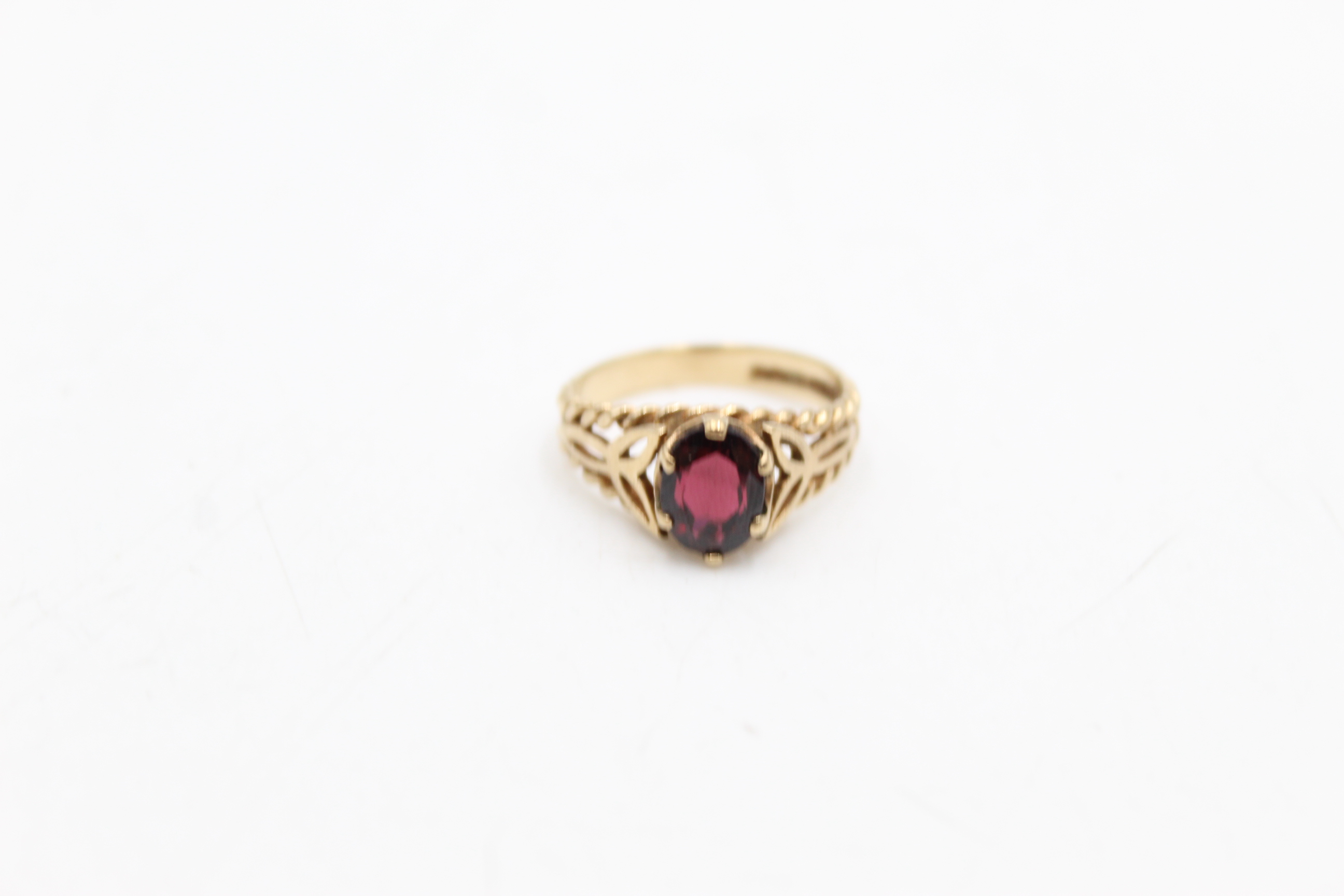 9ct gold garnet solitaire cutwork band ring (2.3g) - Image 2 of 6
