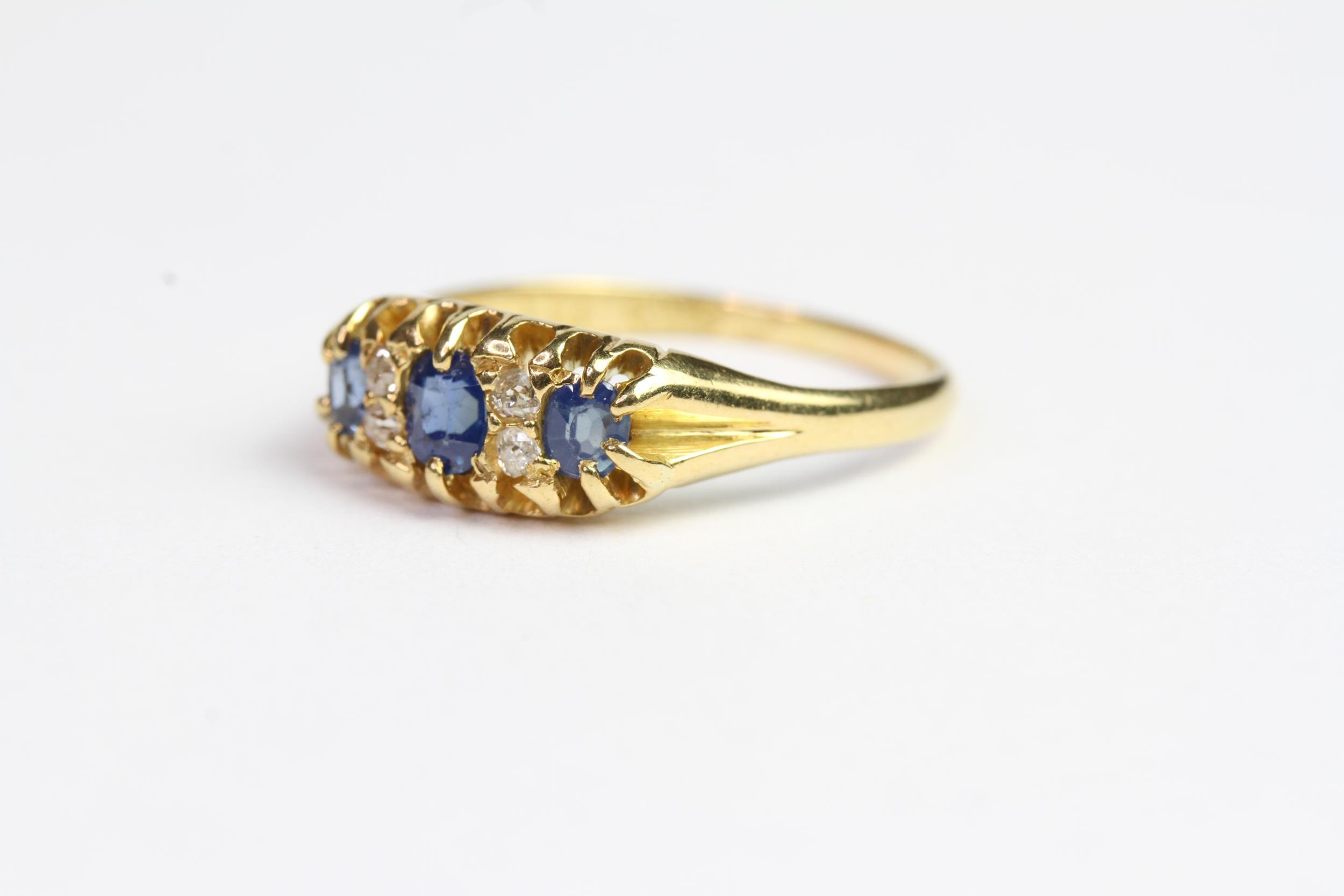 18ct gold ring with sapphire and diamond - Image 2 of 3