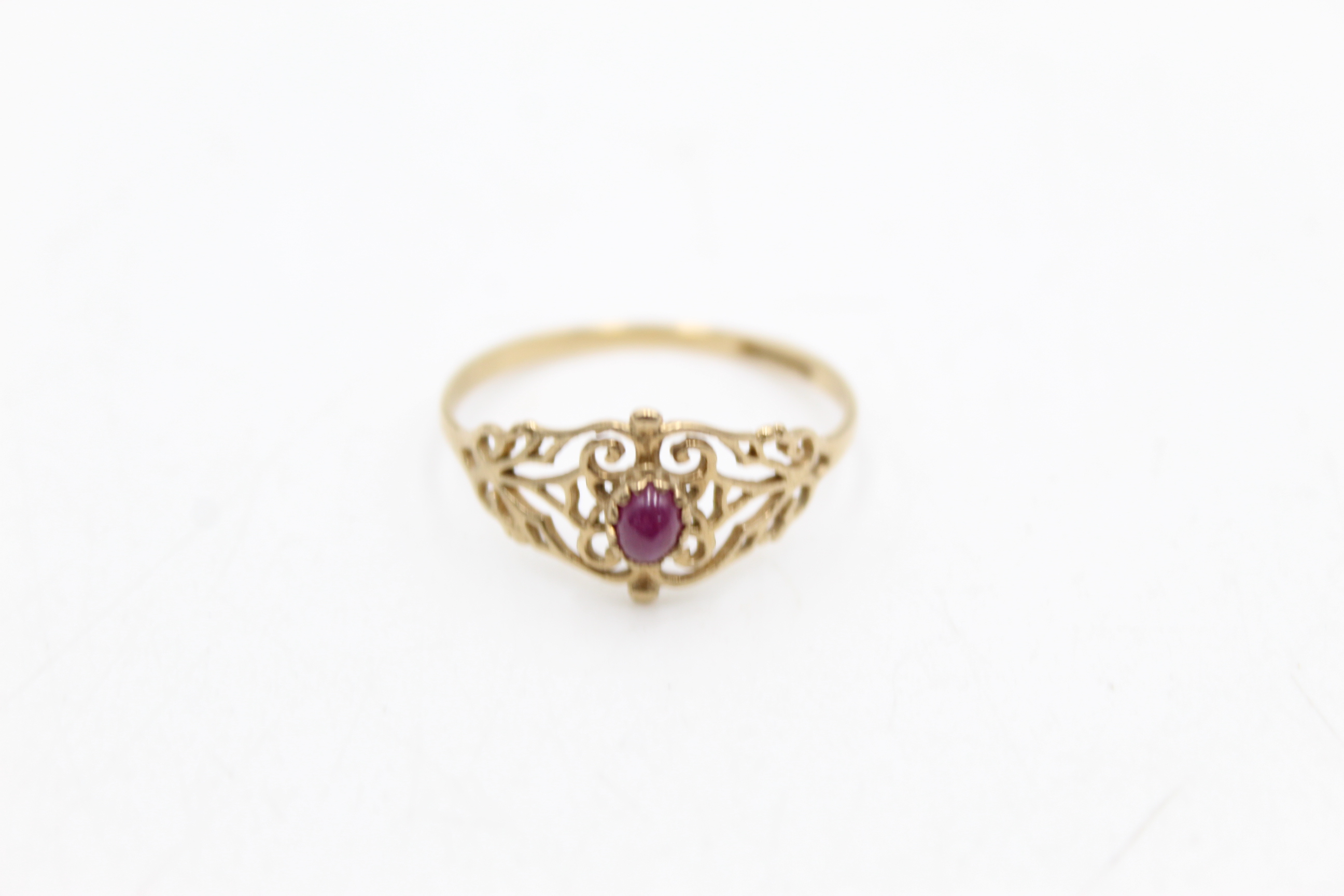 9ct gold ruby single stone with cut work shoulder ring (1.2g) - Image 2 of 5