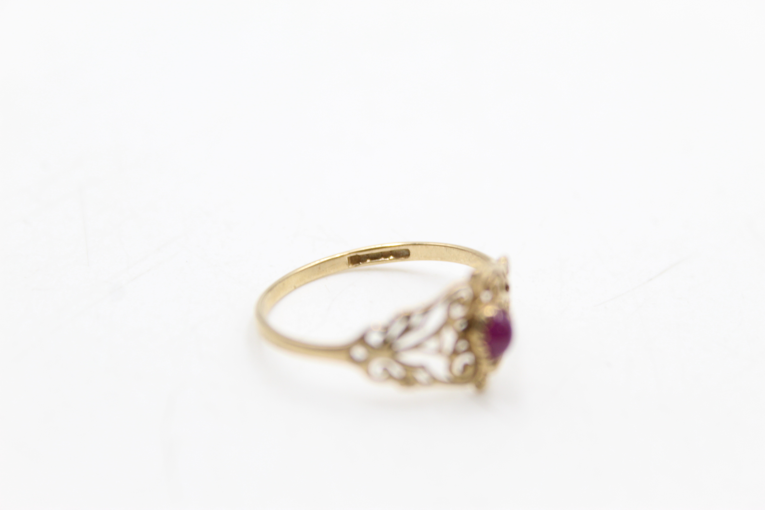 9ct gold ruby single stone with cut work shoulder ring (1.2g) - Image 3 of 5