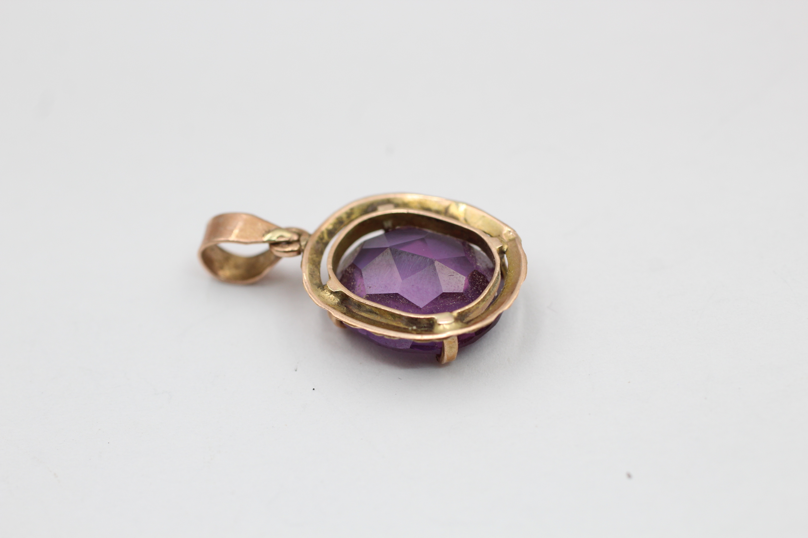 14ct rose gold framed synthetic colour changing sapphire pendant (3.1g) - Image 2 of 4