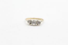 9ct gold zircon three stone ring (2.1g)