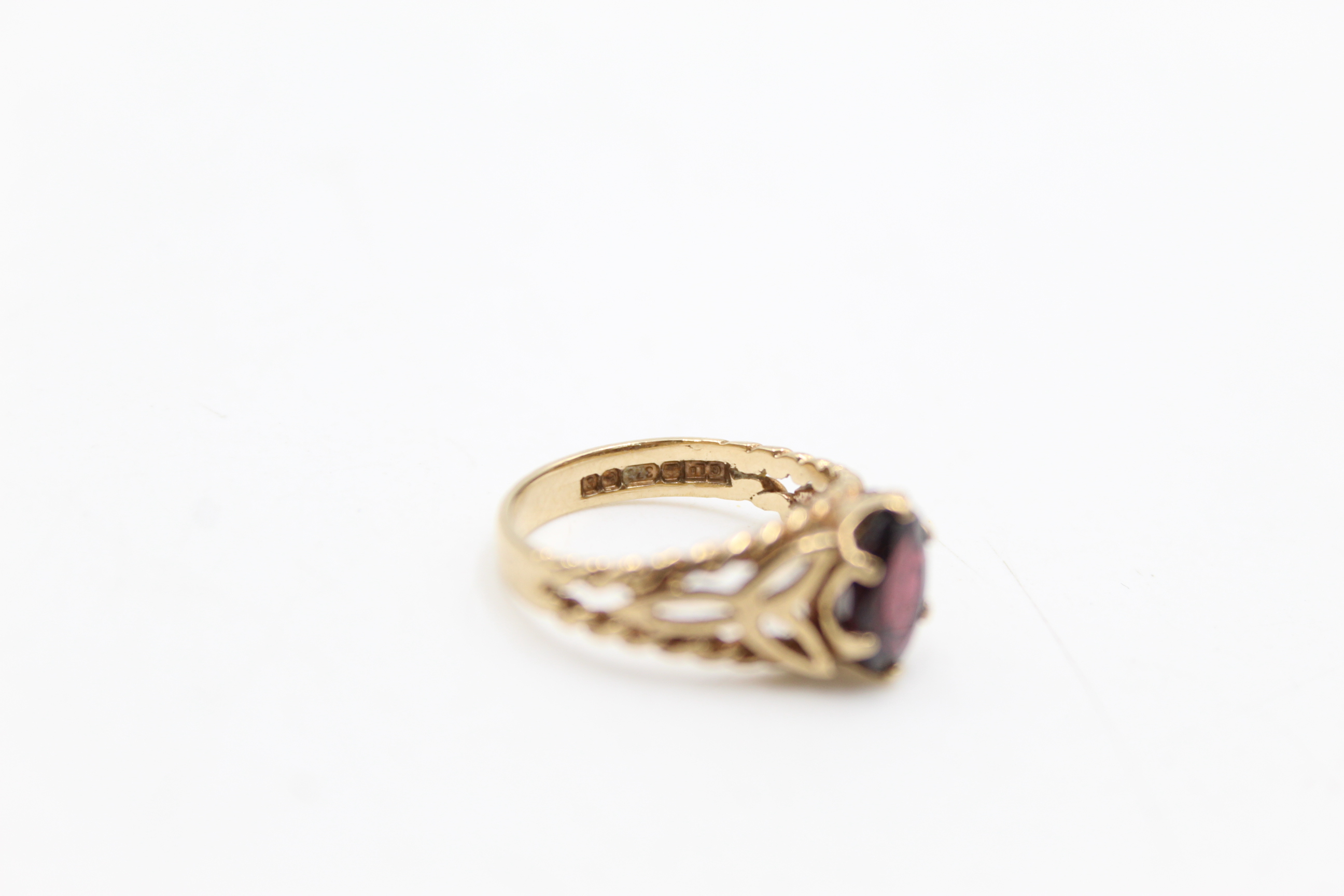 9ct gold garnet solitaire cutwork band ring (2.3g) - Image 5 of 6