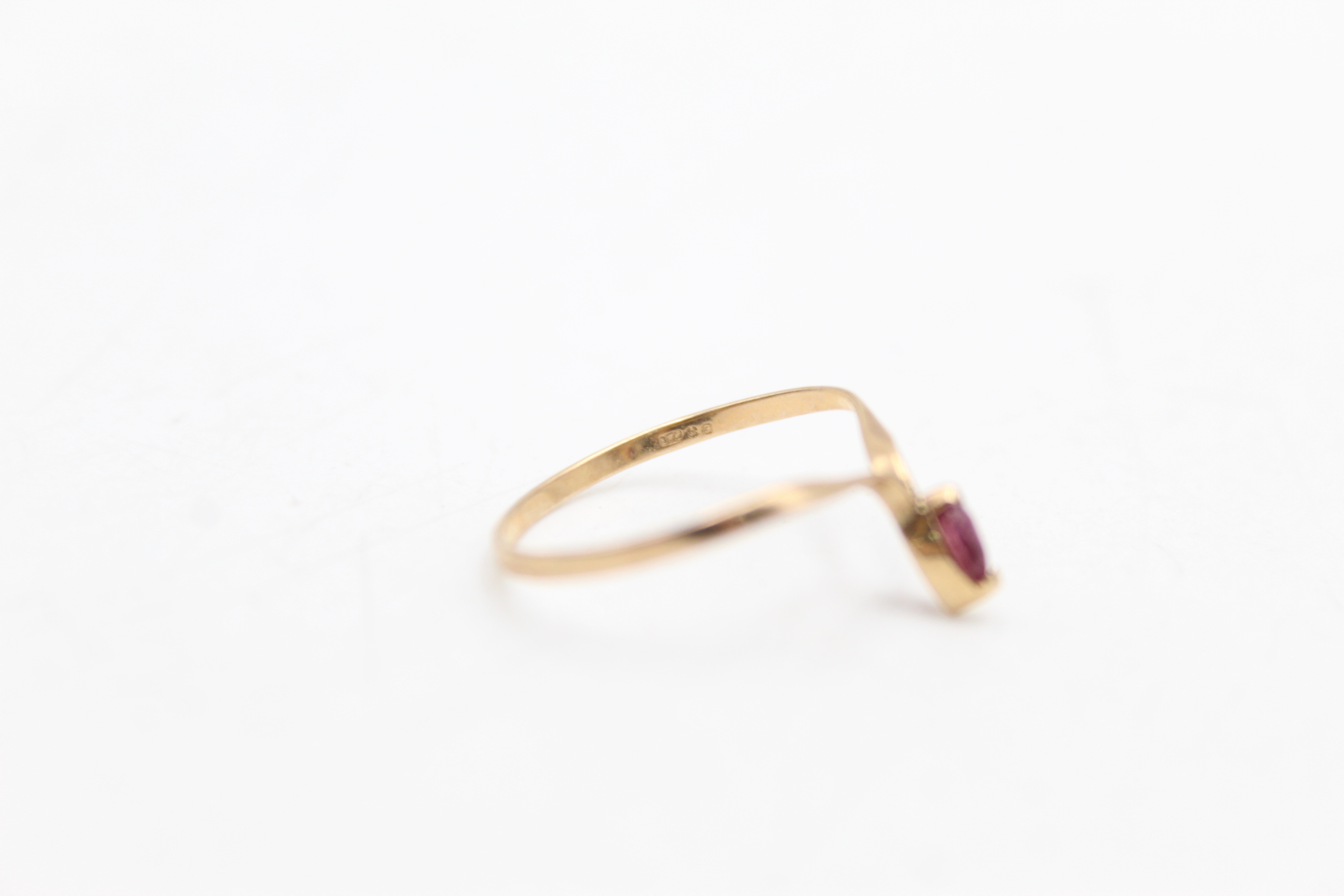 9ct gold ruby wishbone ring (0.7g) - Image 5 of 6