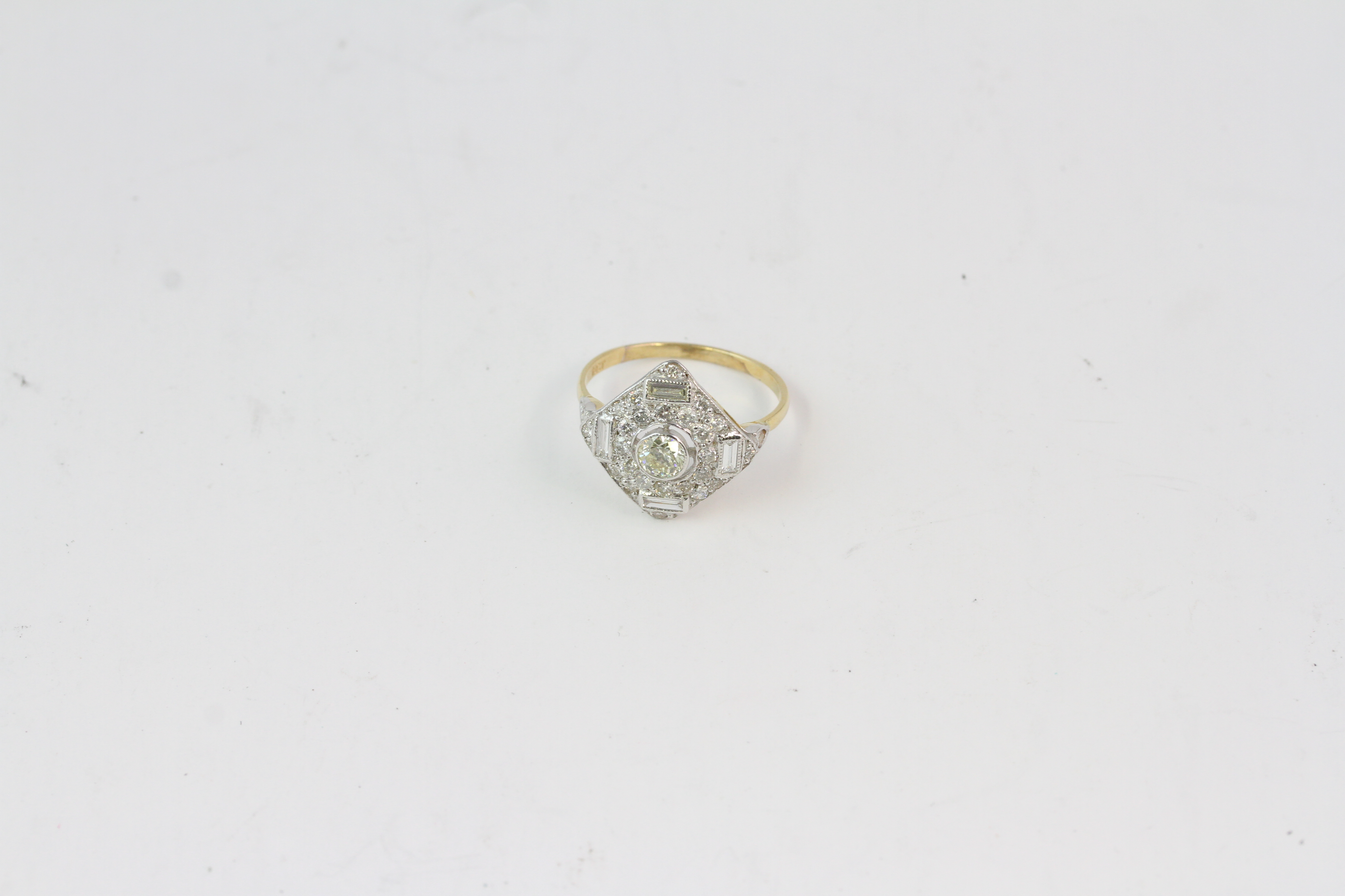 18YG tablet ring with 4 baguettes at compass points, centre diamond in a bezel TDW 1ct