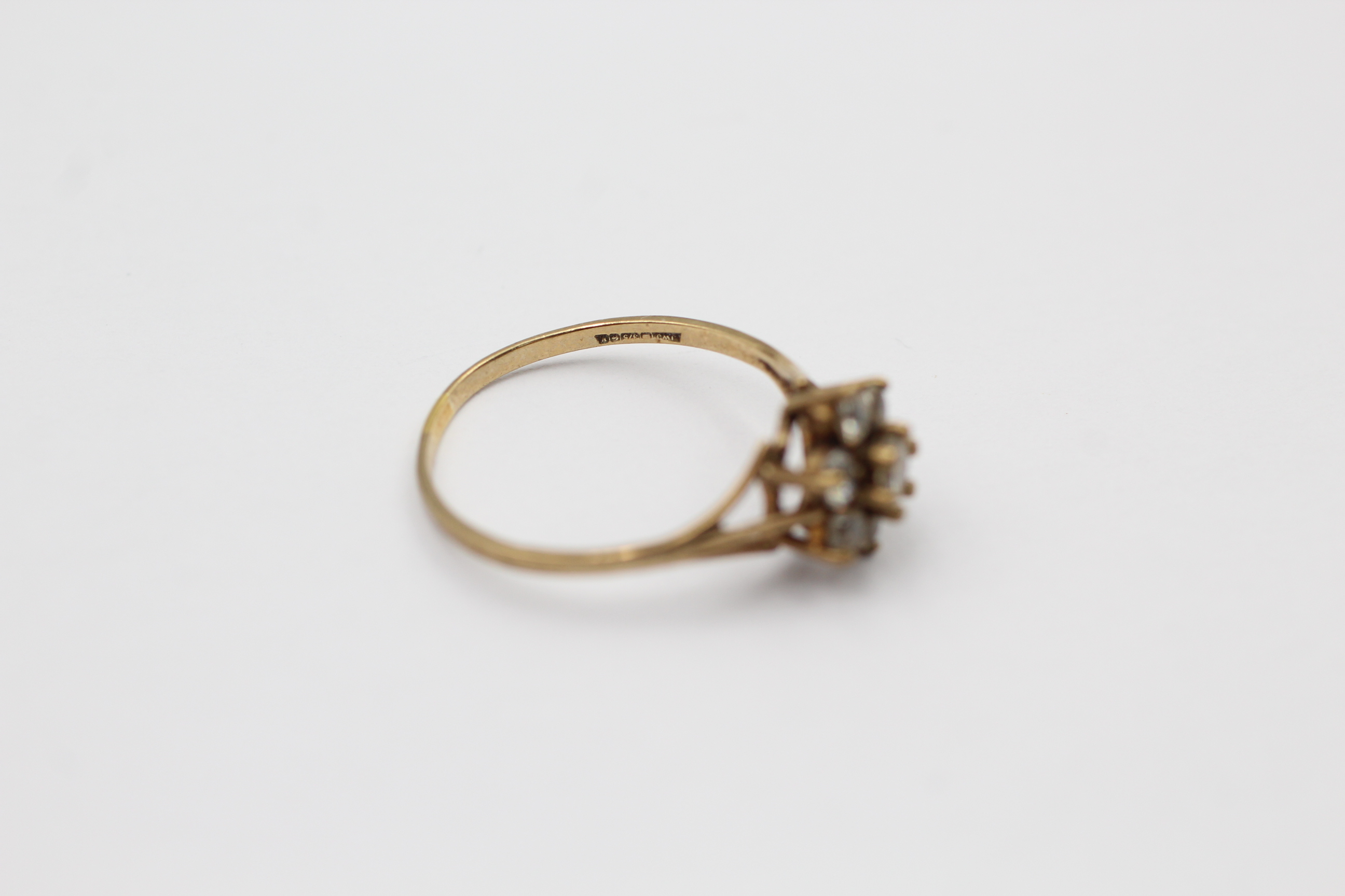 9ct gold clear gemstone floral set ring (1.3g) - Image 5 of 5