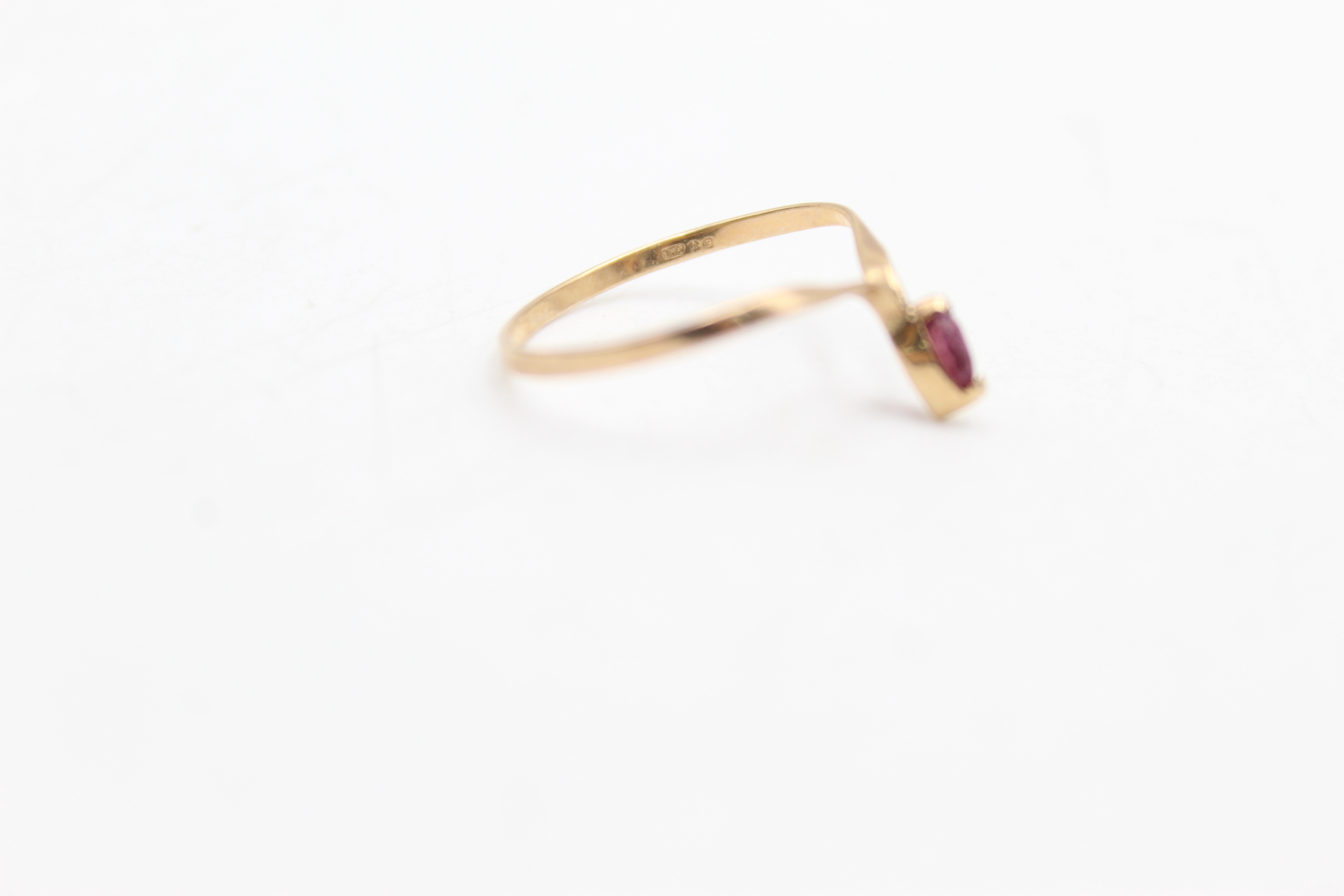 9ct gold ruby wishbone ring (0.7g) - Image 4 of 6