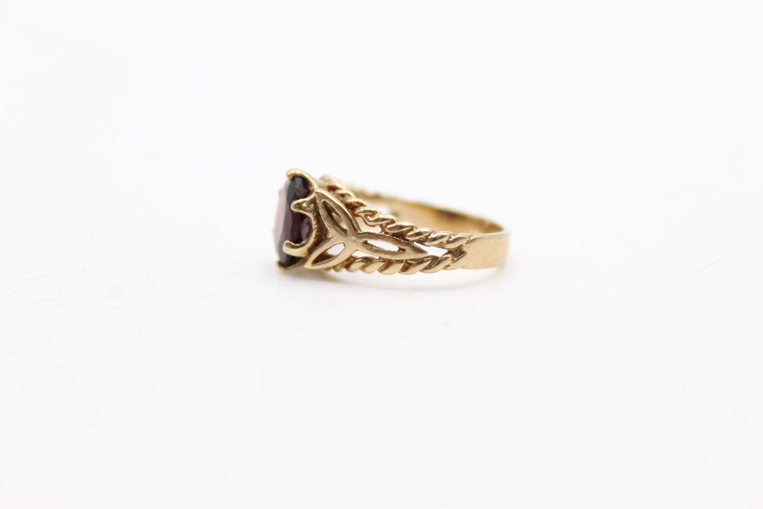 9ct gold garnet solitaire cutwork band ring (2.3g) - Image 3 of 6