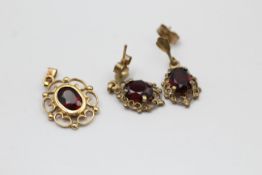 2 x 9ct gold garnet pendant & earrings set (2.3g)